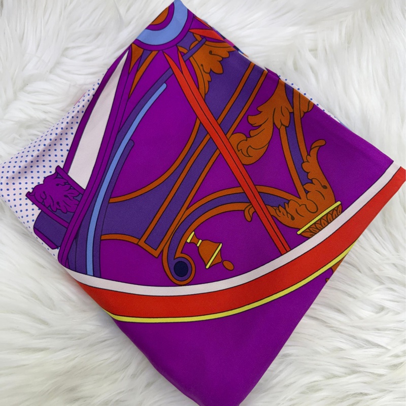 這是一條Hermès Washington\'s Carriage 紫紅色絲巾。-2