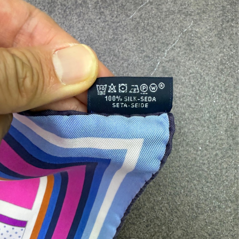 這是一條Hermès Washington\'s Carriage 紫紅色絲巾。-3