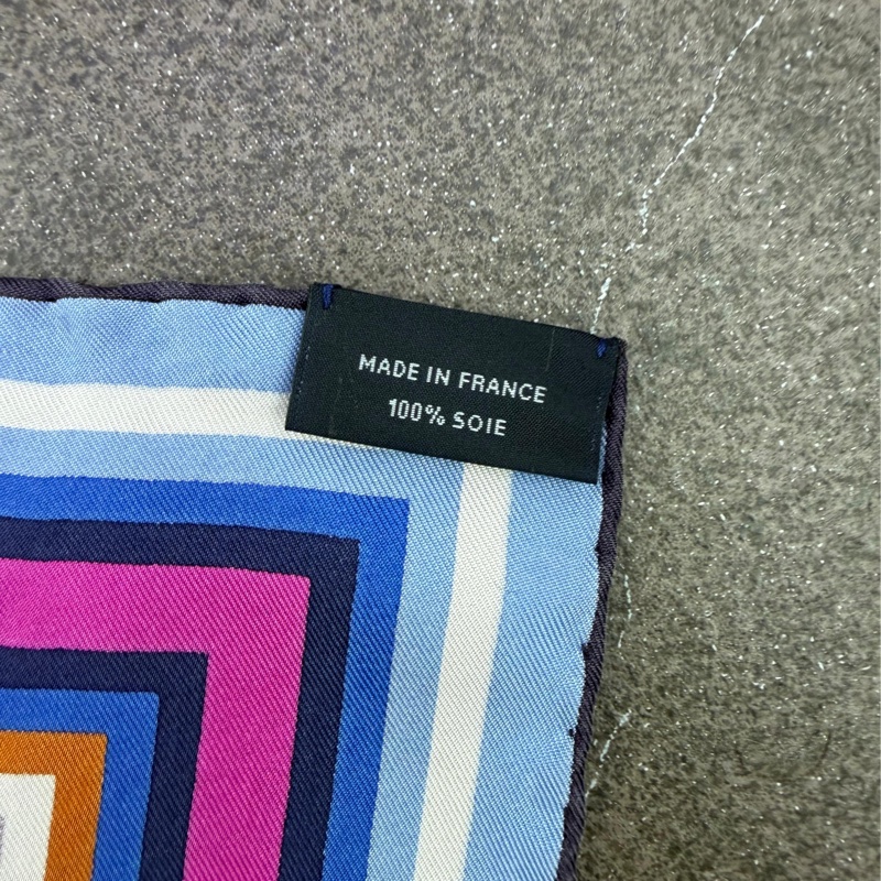 這是一條Hermès Washington\'s Carriage 紫紅色絲巾。-4