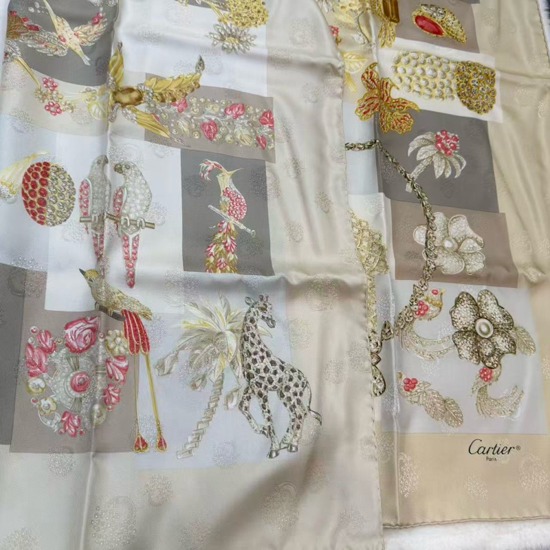 【全新未使用有卡有盒】Cartier 動物米金色圖案四方圍巾-3