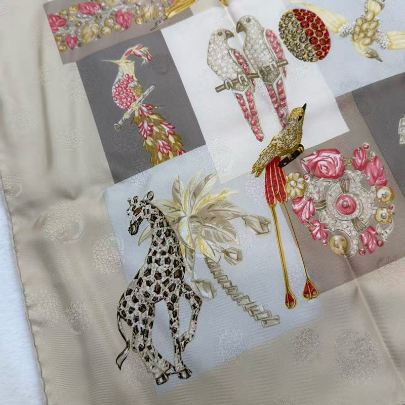 【全新未使用有卡有盒】Cartier 動物米金色圖案四方圍巾-7