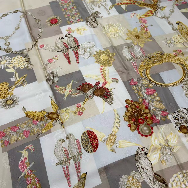 【全新未使用有卡有盒】Cartier 動物米金色圖案四方圍巾-8