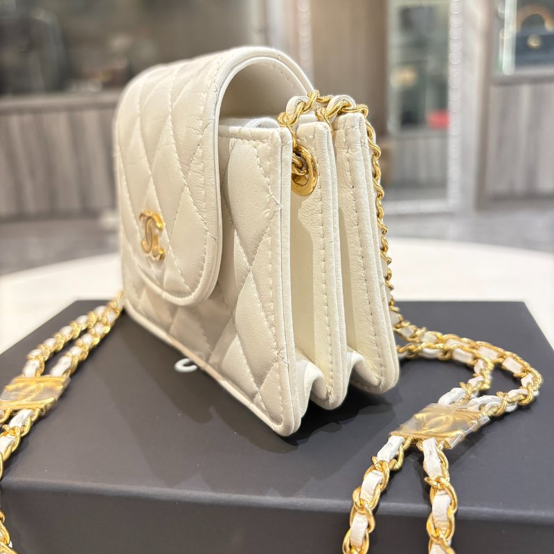 *SHIHNA名牌精品* CHANEL 白色小羊皮翻蓋手機鍊包 (芯片款)-2