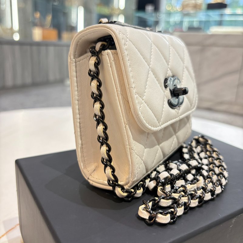 *SHIHNA名牌精品* CHANEL Trendy CC Mini 小羊皮 白黑釦斜背包 芯片款-3