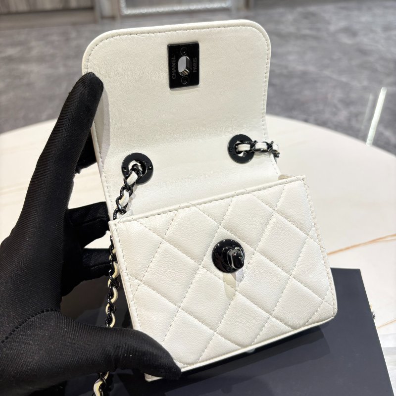 *SHIHNA名牌精品* CHANEL Trendy CC Mini 小羊皮 白黑釦斜背包 芯片款-6