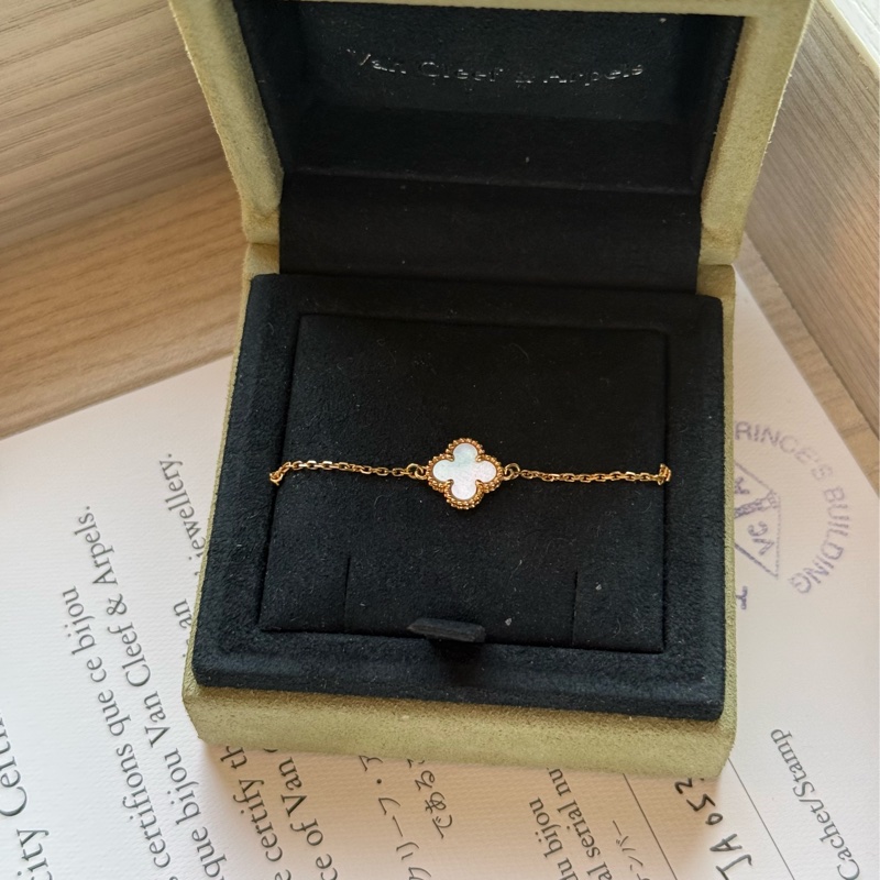 （香港購入🇭🇰) Van Cleef & Arpels mini 白珍珠母貝手鍊-0