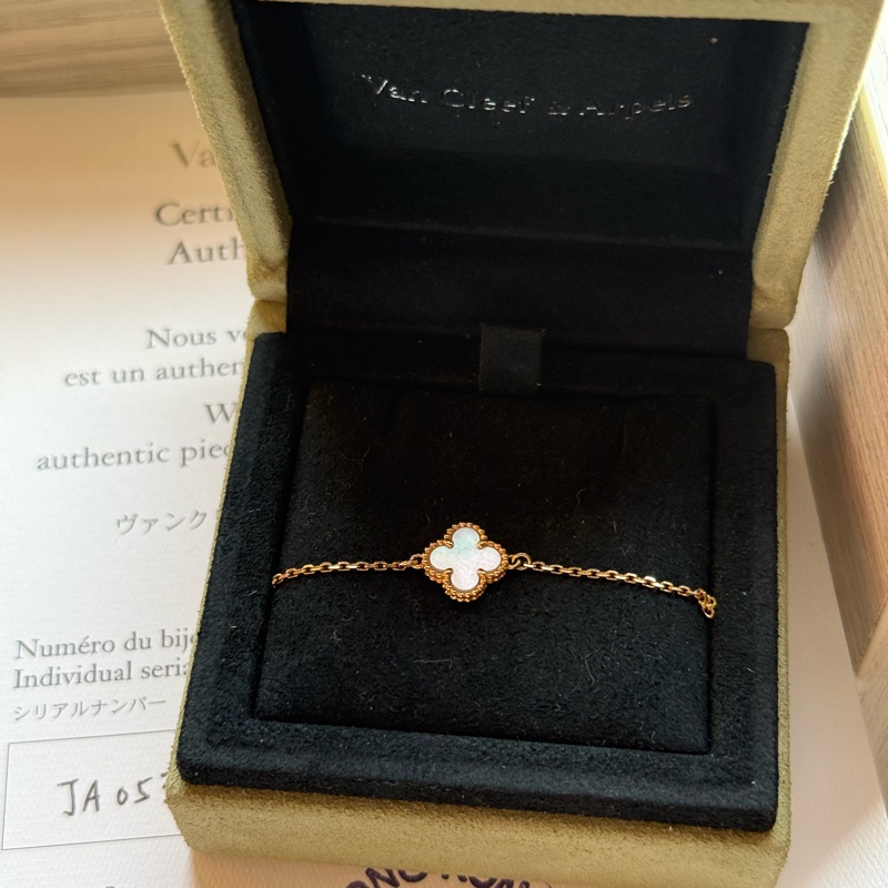 （香港購入🇭🇰) Van Cleef & Arpels mini 白珍珠母貝手鍊-1