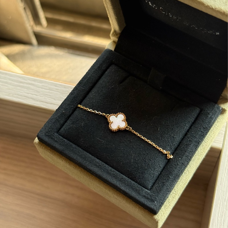 （香港購入🇭🇰) Van Cleef & Arpels mini 白珍珠母貝手鍊-2