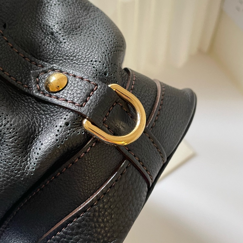 ▪️富貴選物FUGUEI▪️LV Mahina 月光女神系列 全皮革手提包-12