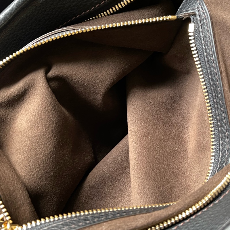 ▪️富貴選物FUGUEI▪️LV Mahina 月光女神系列 全皮革手提包-23