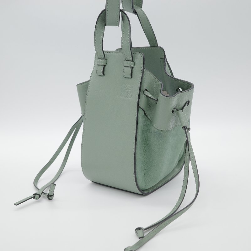 Loewe 羅威 Hammock Drawstring Mini 牛油果綠色 卡其色 柔軟粒面小牛皮 麂皮 斜背包 吊床包 手提包-2