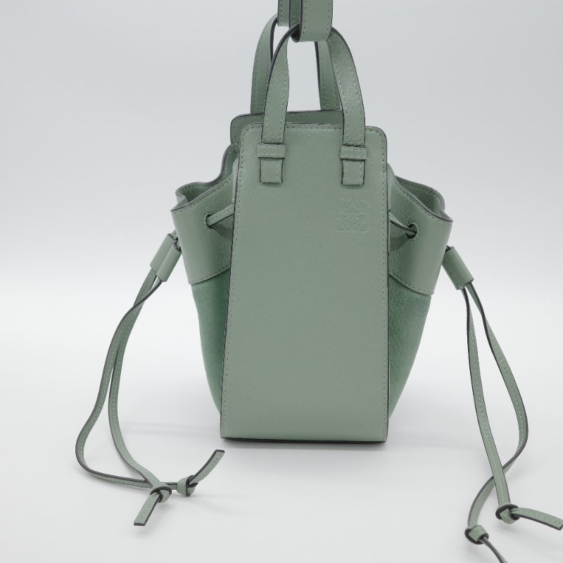 Loewe 羅威 Hammock Drawstring Mini 牛油果綠色 卡其色 柔軟粒面小牛皮 麂皮 斜背包 吊床包 手提包-3