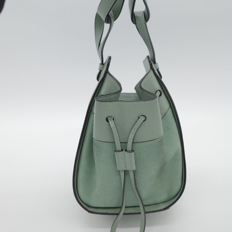 Loewe 羅威 Hammock Drawstring Mini 牛油果綠色 卡其色 柔軟粒面小牛皮 麂皮 斜背包 吊床包 手提包-6