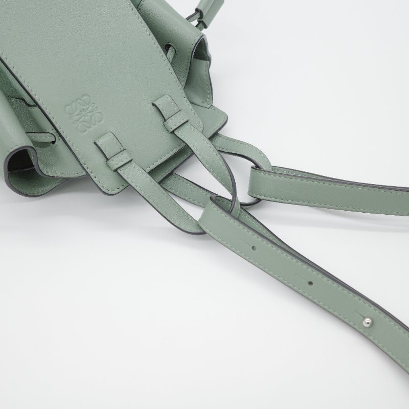 Loewe 羅威 Hammock Drawstring Mini 牛油果綠色 卡其色 柔軟粒面小牛皮 麂皮 斜背包 吊床包 手提包-7