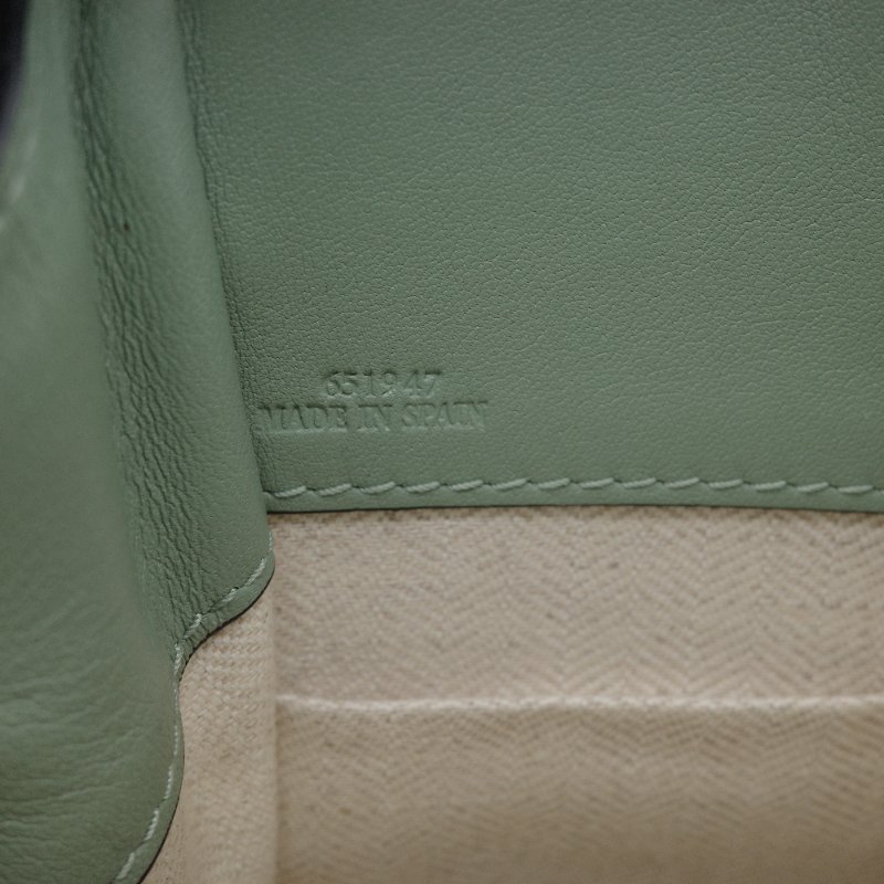 Loewe 羅威 Hammock Drawstring Mini 牛油果綠色 卡其色 柔軟粒面小牛皮 麂皮 斜背包 吊床包 手提包-11