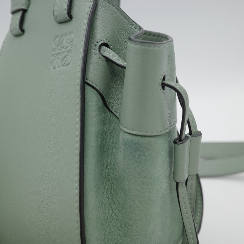 Loewe 羅威 Hammock Drawstring Mini 牛油果綠色 卡其色 柔軟粒面小牛皮 麂皮 斜背包 吊床包 手提包-15