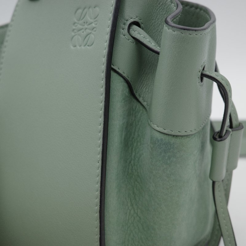 Loewe 羅威 Hammock Drawstring Mini 牛油果綠色 卡其色 柔軟粒面小牛皮 麂皮 斜背包 吊床包 手提包-16