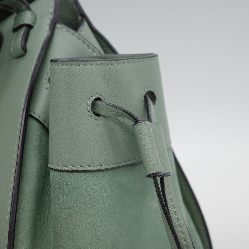 Loewe 羅威 Hammock Drawstring Mini 牛油果綠色 卡其色 柔軟粒面小牛皮 麂皮 斜背包 吊床包 手提包-17