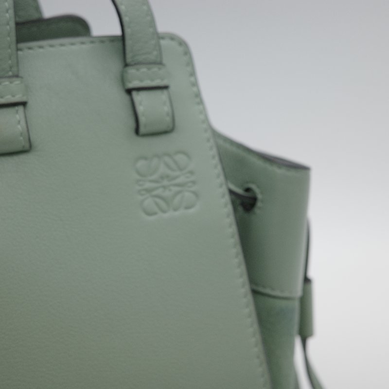 Loewe 羅威 Hammock Drawstring Mini 牛油果綠色 卡其色 柔軟粒面小牛皮 麂皮 斜背包 吊床包 手提包-19
