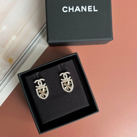 ::CHANEL:: 淡金雙C幸運草盾牌鑲鑽針式耳環 Crystal CC Clover Earrings Gold 20B