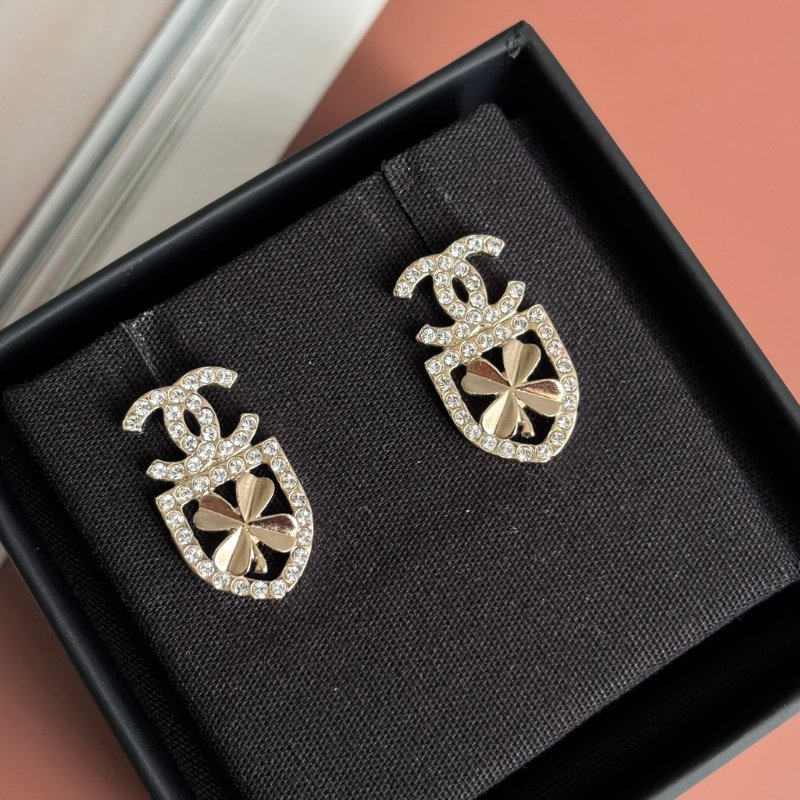 ::CHANEL:: 淡金雙C幸運草盾牌鑲鑽針式耳環 Crystal CC Clover Earrings Gold 20B-1