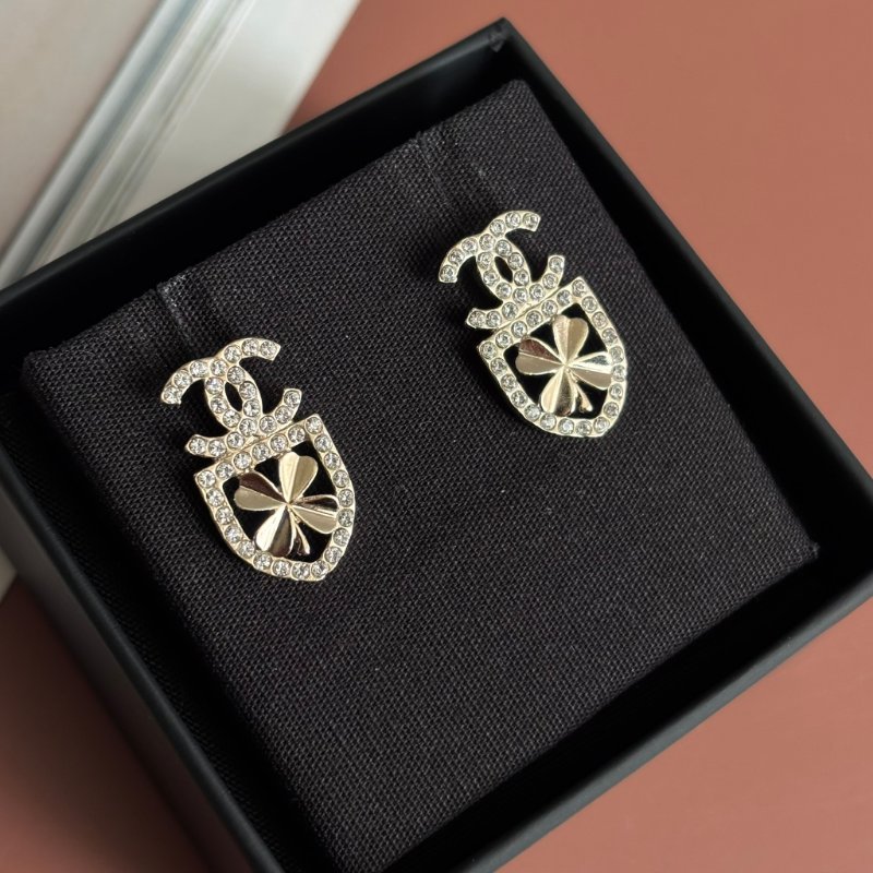 ::CHANEL:: 淡金雙C幸運草盾牌鑲鑽針式耳環 Crystal CC Clover Earrings Gold 20B-2
