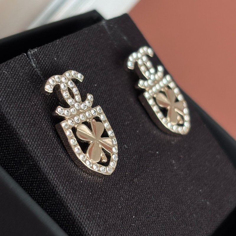 ::CHANEL:: 淡金雙C幸運草盾牌鑲鑽針式耳環 Crystal CC Clover Earrings Gold 20B-3