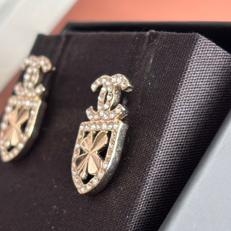 ::CHANEL:: 淡金雙C幸運草盾牌鑲鑽針式耳環 Crystal CC Clover Earrings Gold 20B-4