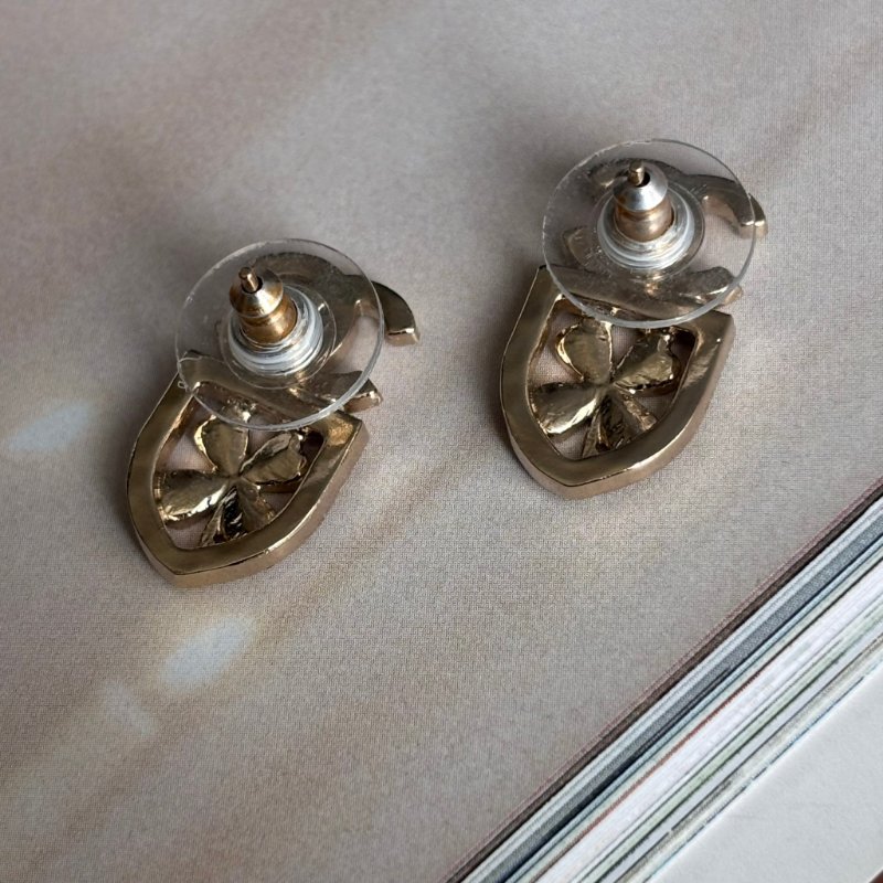 ::CHANEL:: 淡金雙C幸運草盾牌鑲鑽針式耳環 Crystal CC Clover Earrings Gold 20B-5