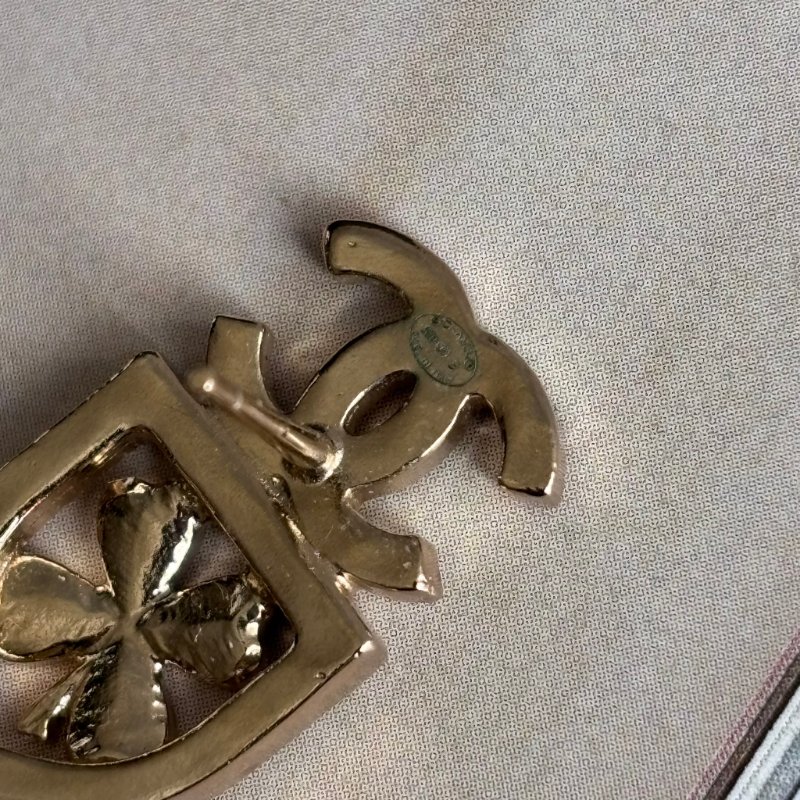 ::CHANEL:: 淡金雙C幸運草盾牌鑲鑽針式耳環 Crystal CC Clover Earrings Gold 20B-6