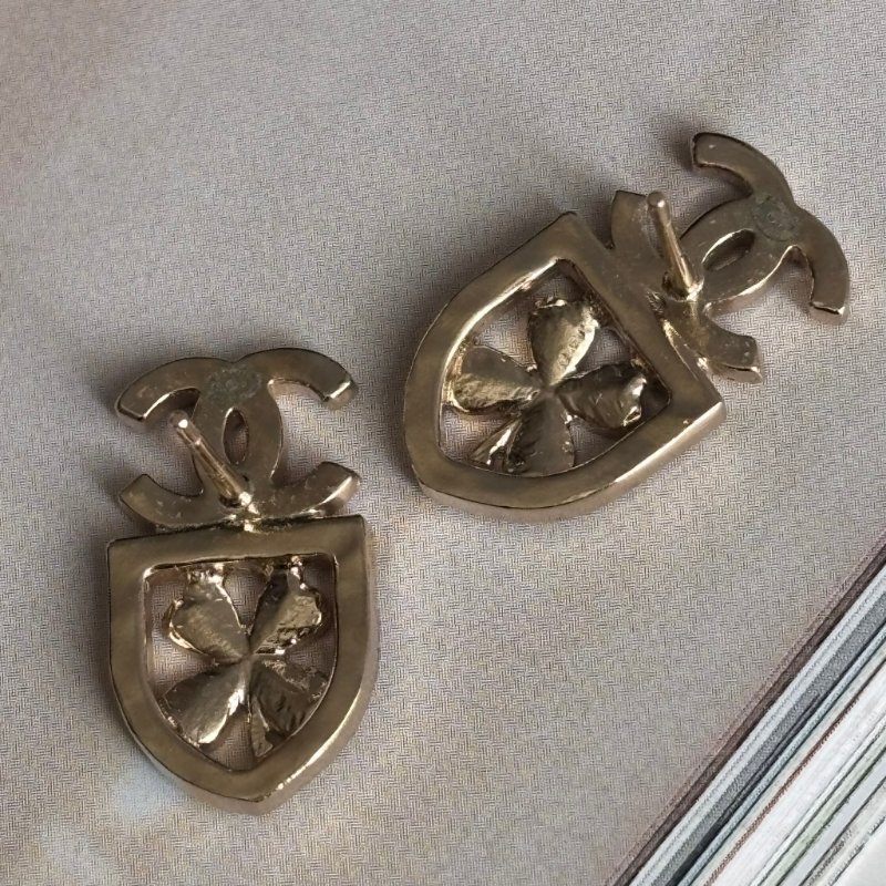 ::CHANEL:: 淡金雙C幸運草盾牌鑲鑽針式耳環 Crystal CC Clover Earrings Gold 20B-7