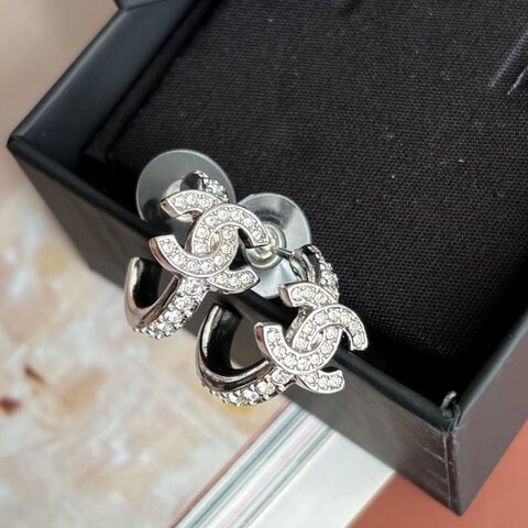 ::CHANEL:: 銀色滿鑽雙C半圓耳環