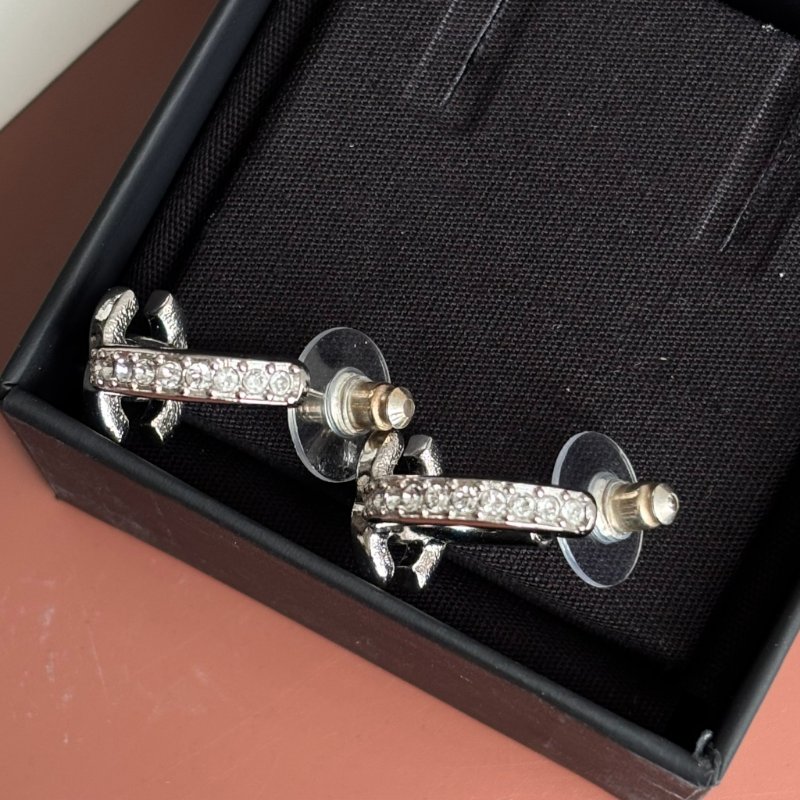 ::CHANEL:: 銀色滿鑽雙C半圓耳環-1