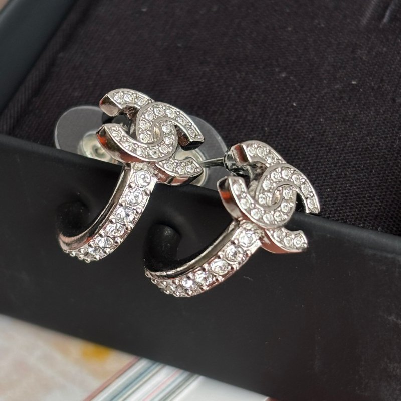 ::CHANEL:: 銀色滿鑽雙C半圓耳環-2