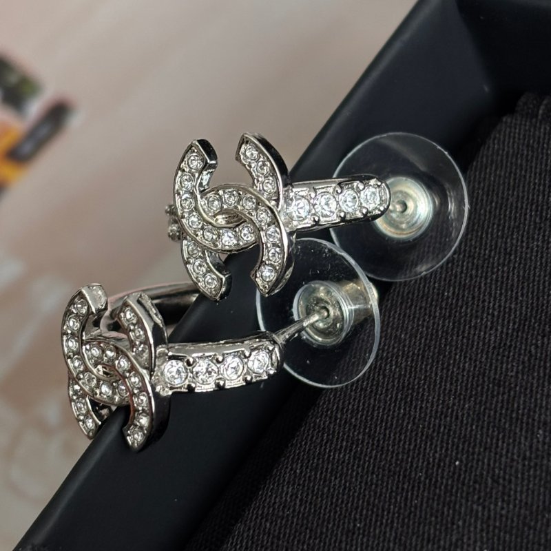 ::CHANEL:: 銀色滿鑽雙C半圓耳環-3