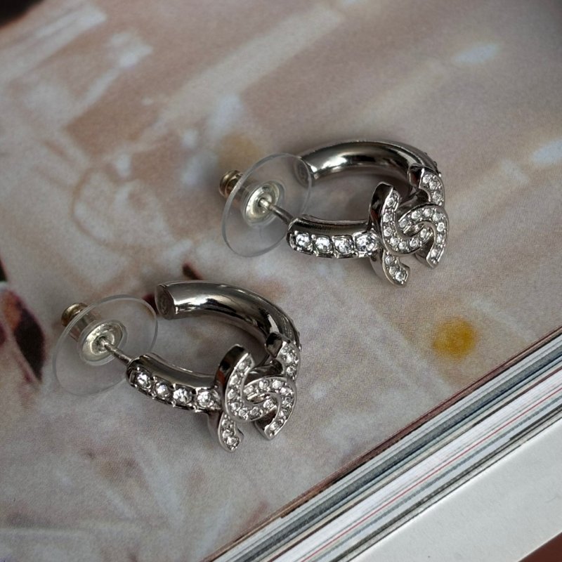 ::CHANEL:: 銀色滿鑽雙C半圓耳環-5