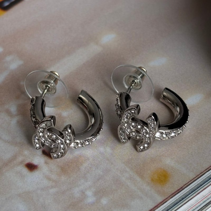 ::CHANEL:: 銀色滿鑽雙C半圓耳環-6