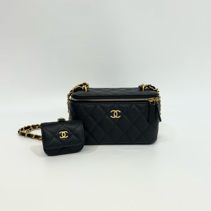 香奈兒長盒子CHANEL黑金粒紋牛皮小吊飾長盒子AP3376-0