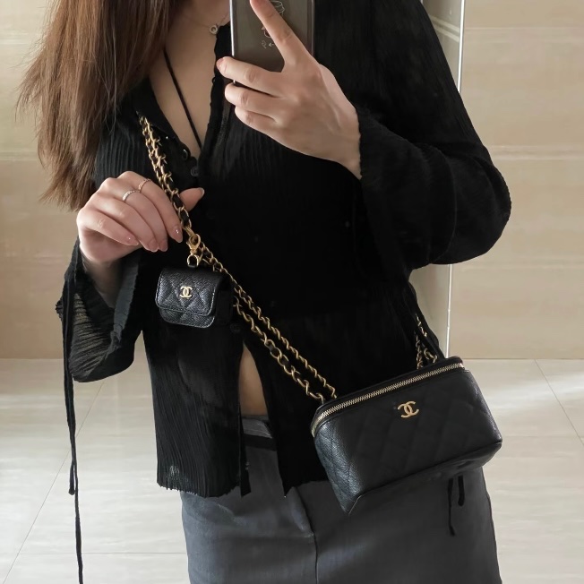 香奈兒長盒子CHANEL黑金粒紋牛皮小吊飾長盒子AP3376-0