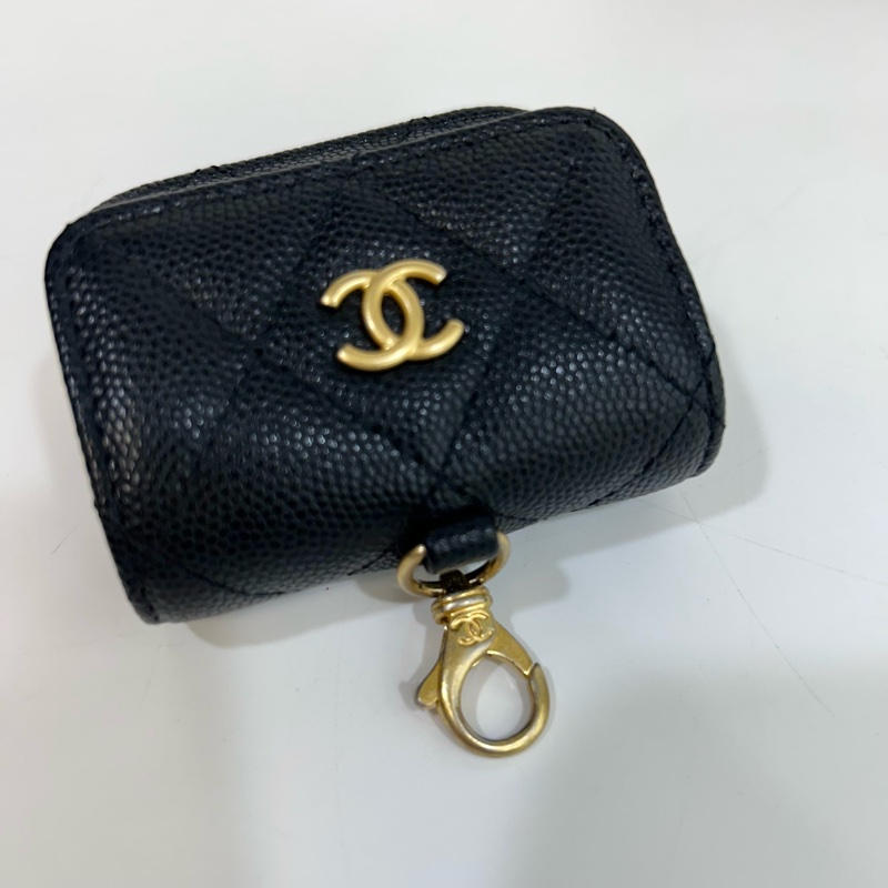 香奈兒長盒子CHANEL黑金粒紋牛皮小吊飾長盒子AP3376-12