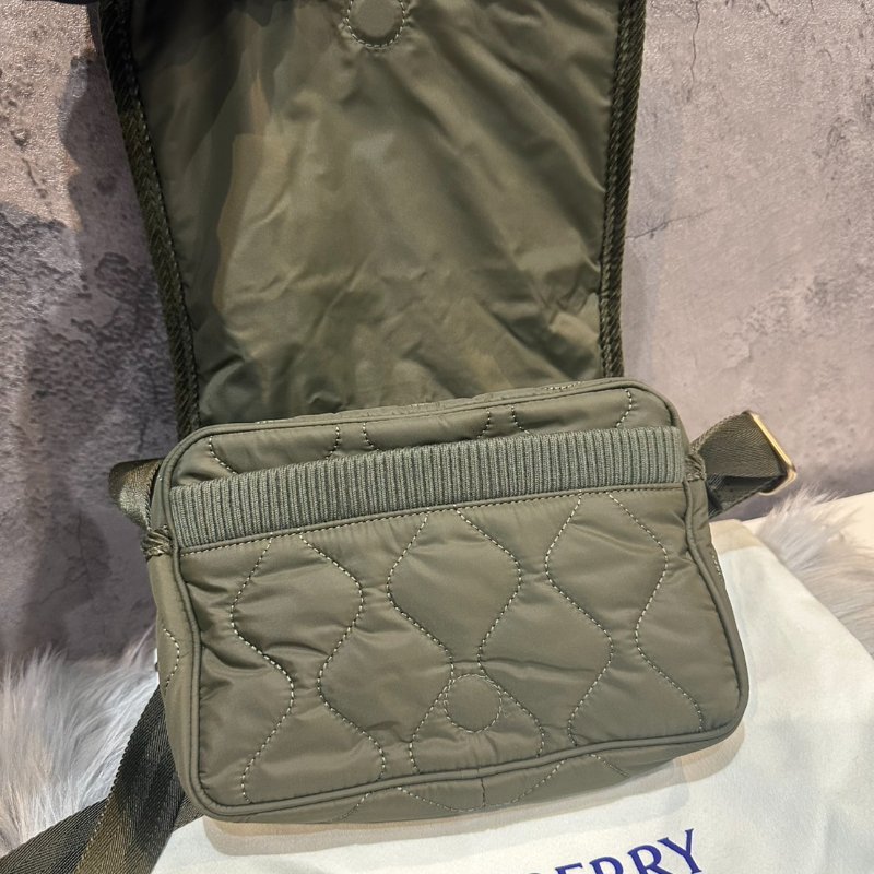 💎Han's house精品服飾💎burberry尼龍斜背包-3