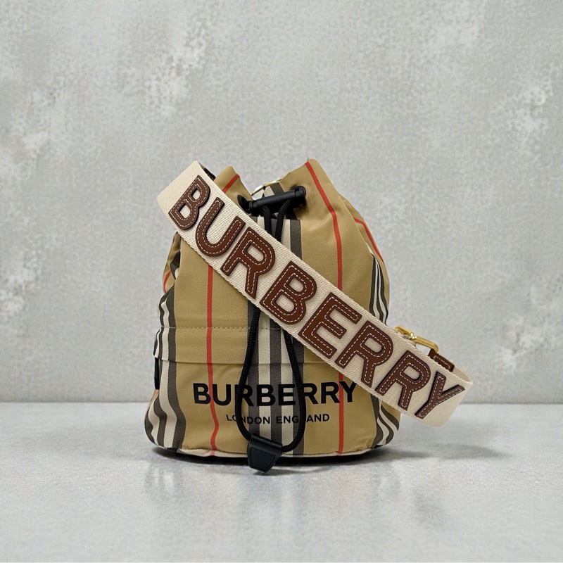莉亞精品♡ Burberry 格紋尼龍水桶 二手-0