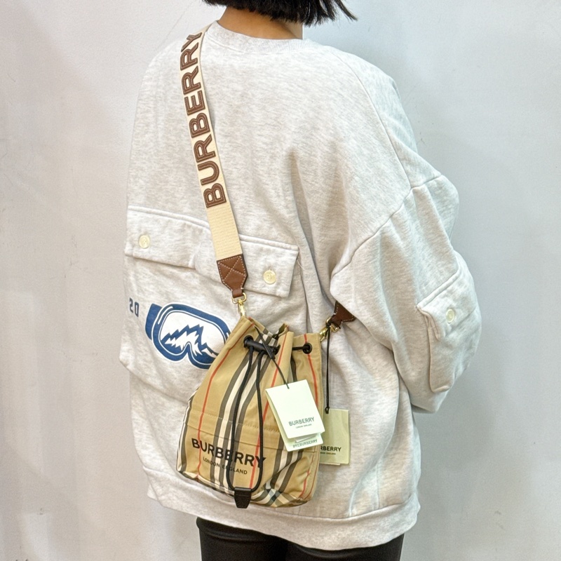 莉亞精品♡ Burberry 格紋尼龍水桶 二手-1