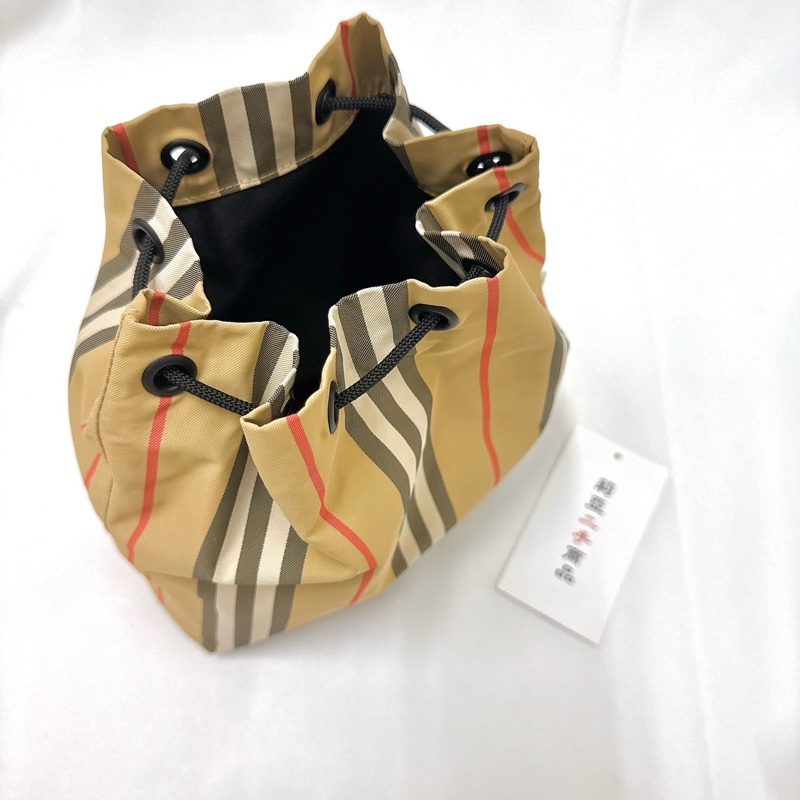 莉亞精品♡ Burberry 格紋尼龍水桶 二手-6