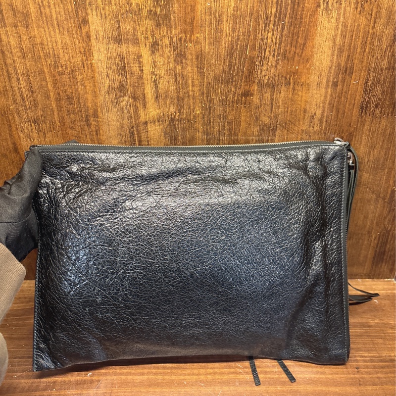 Balenciaga黑色皮革手拿包-1
