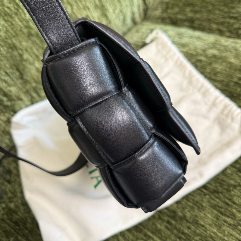 BV黑色15格枕頭包-3