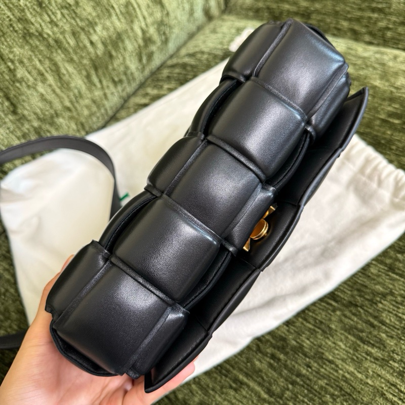 BV黑色15格枕頭包-5