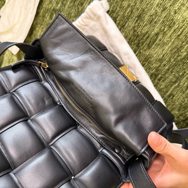 BV黑色15格枕頭包-8