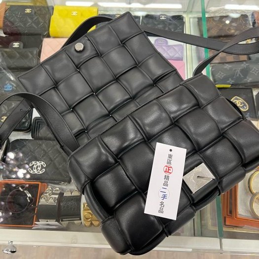 東區正精品㊣BV Bottega Veneta 591970 黑色大格編織三角銀釦釦式翻蓋卡帶包枕頭包斜背包 RA1713-1