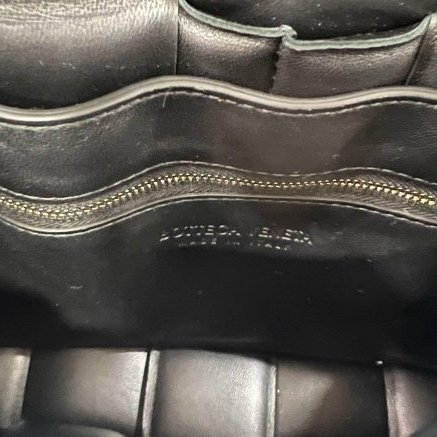 東區正精品㊣BV Bottega Veneta 591970 黑色大格編織三角銀釦釦式翻蓋卡帶包枕頭包斜背包 RA1713-2